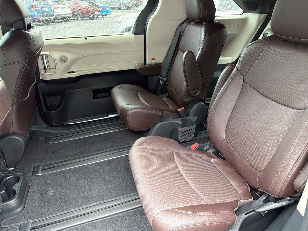 Used 2023 Toyota Sienna Platinum AWD/4WD image 9