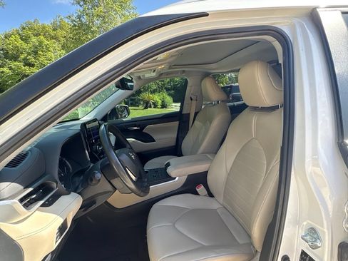 Used 2023 Toyota Highlander XLE AWD/4WD image 10