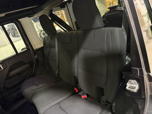 Used 2020 Jeep Wrangler Unlimited Sahara w/ Uconnect 4C Nav & Sound Group AWD/4WD image 33