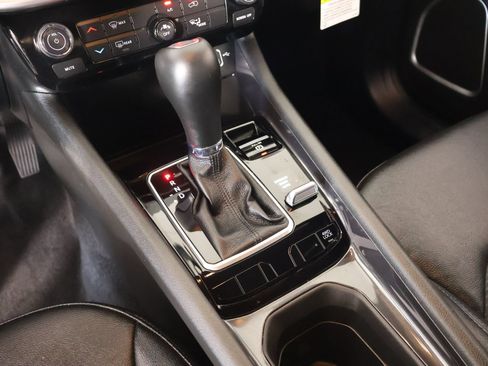 Used 2025 Jeep Compass Latitude AWD/4WD image 8