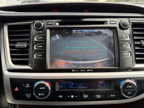 Used 2017 Toyota Highlander Plus FWD image 11