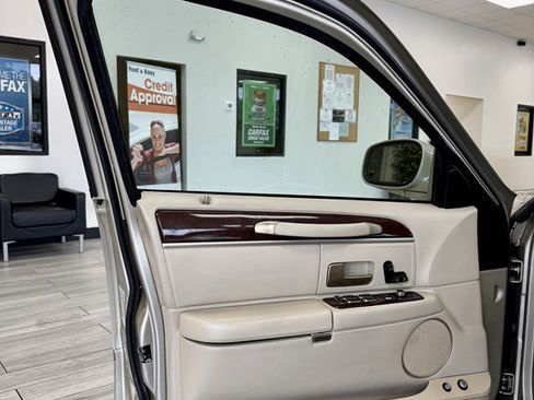 Used 2006 Lincoln Town Car Signature RWD image 15