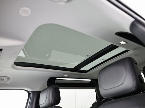 Used 2023 Land Rover Defender 90 S image 18