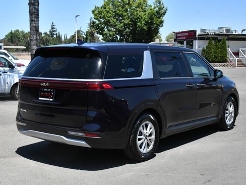 Used 2024 Kia Carnival LX FWD image 8