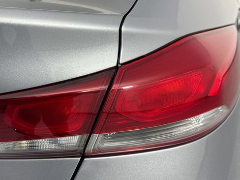 Used 2017 Hyundai Elantra SE image 29