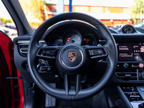 Certified 2024 Porsche Macan S AWD/4WD image 6