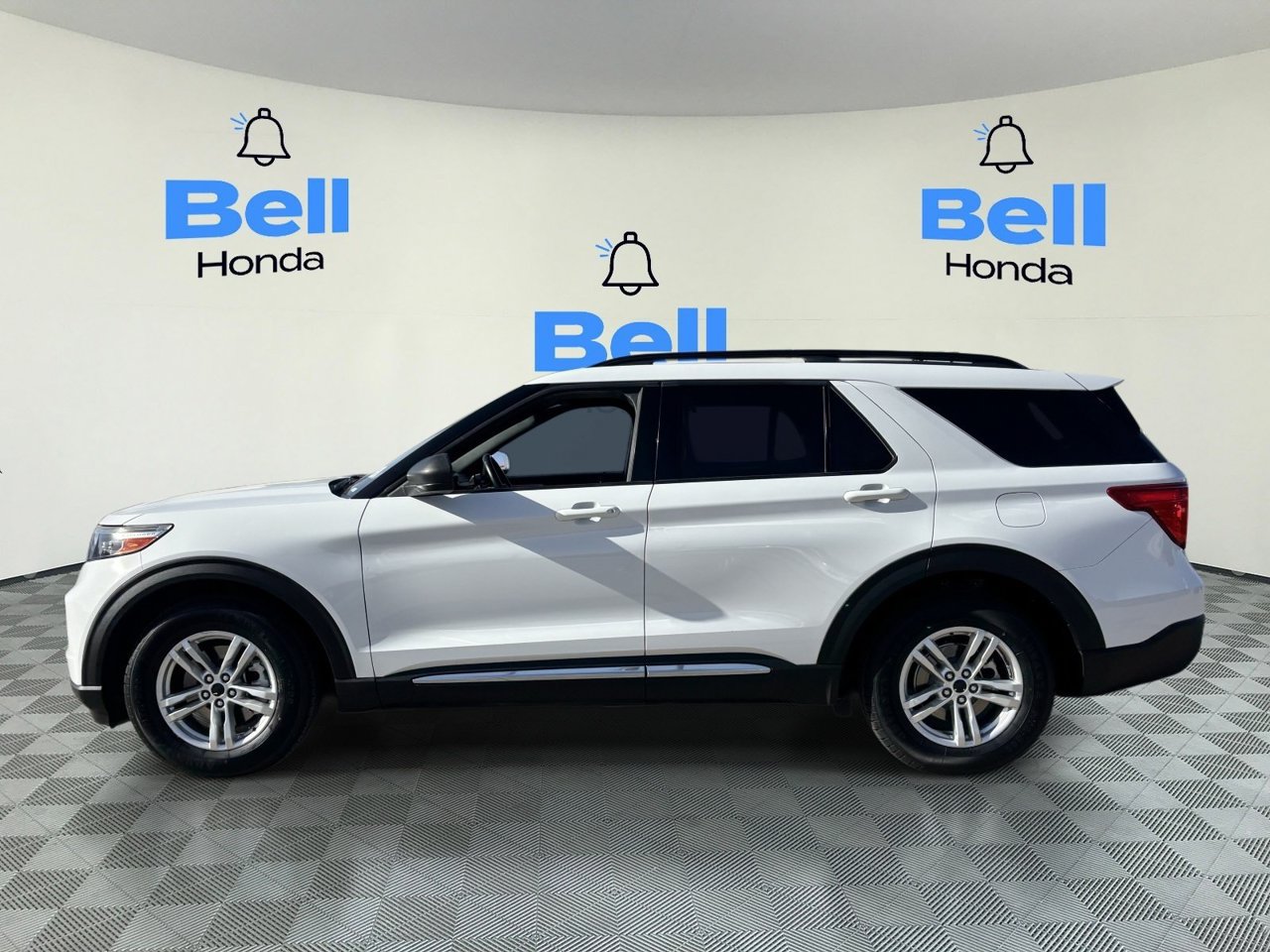 Used 2020 Ford Explorer XLT w/ Equipment Group 202A RWD image 2