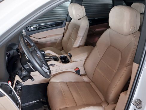 Certified 2023 Porsche Cayenne image 5
