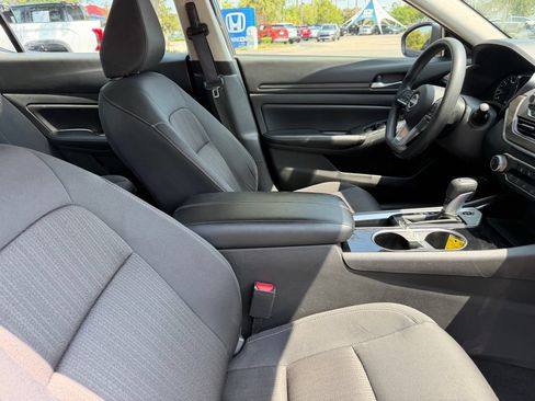 Used 2024 Nissan Altima 2.5 SV FWD image 9