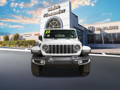 Used 2025 Jeep Wrangler Unlimited Sahara AWD/4WD image 11