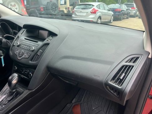 Used 2017 Ford Focus SE FWD image 15