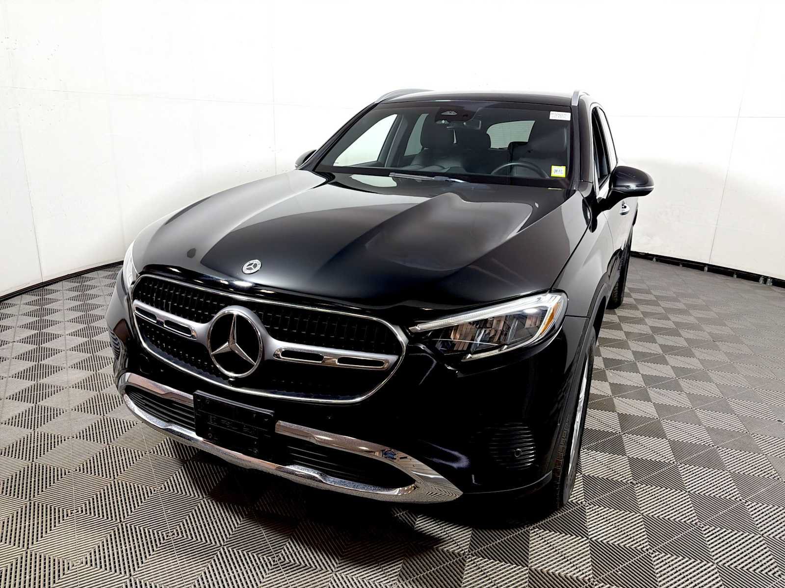 Used 2023 Mercedes-Benz GLC 300 4MATIC image 3