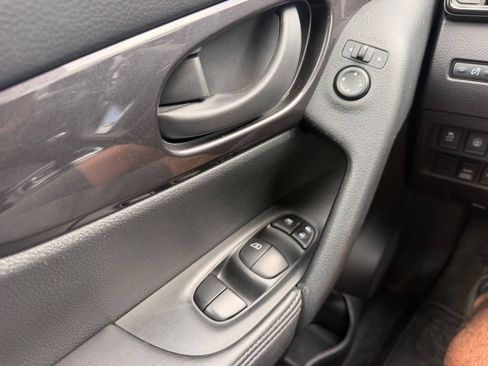 Used 2020 Nissan Rogue S AWD/4WD image 16