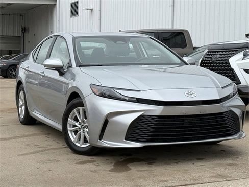 Used 2025 Toyota Camry LE image 2