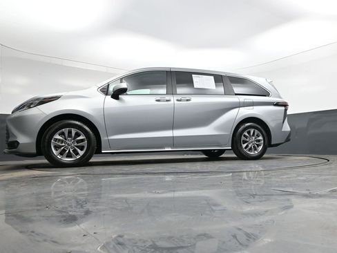 Used 2025 Toyota Sienna XLE image 42