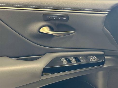 Used 2023 Lexus ES 300h F Sport image 16