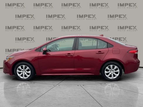 Used 2022 Toyota Corolla LE image 2