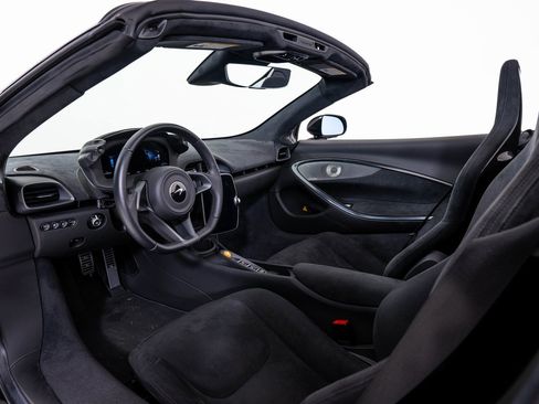 Used 2025 McLaren Artura Spider image 18