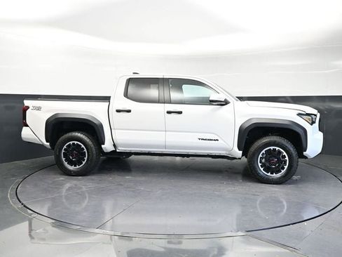 Used 2024 Toyota Tacoma TRD Off-Road AWD/4WD image 4