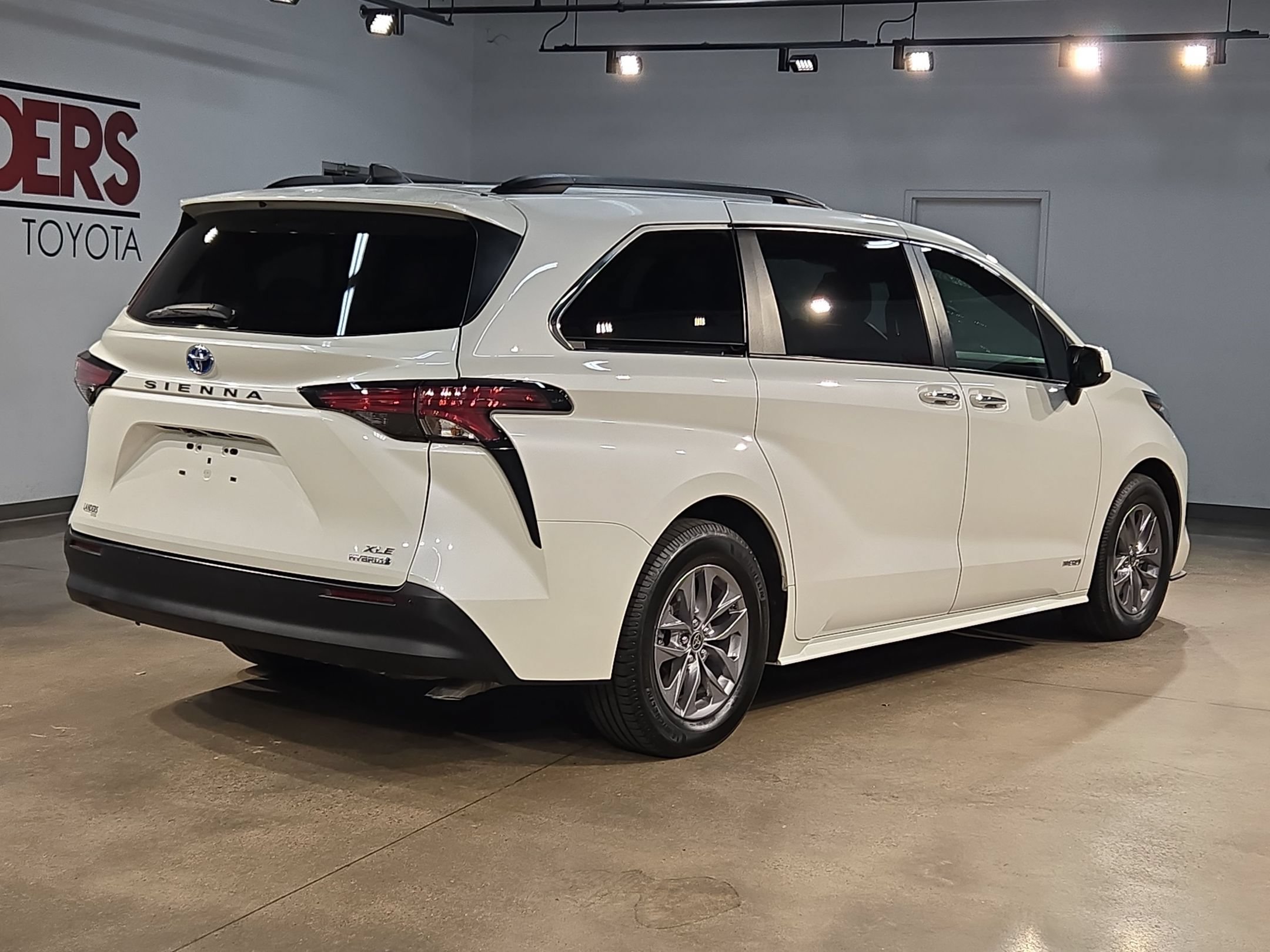 Used 2021 Toyota Sienna XLE FWD image 7