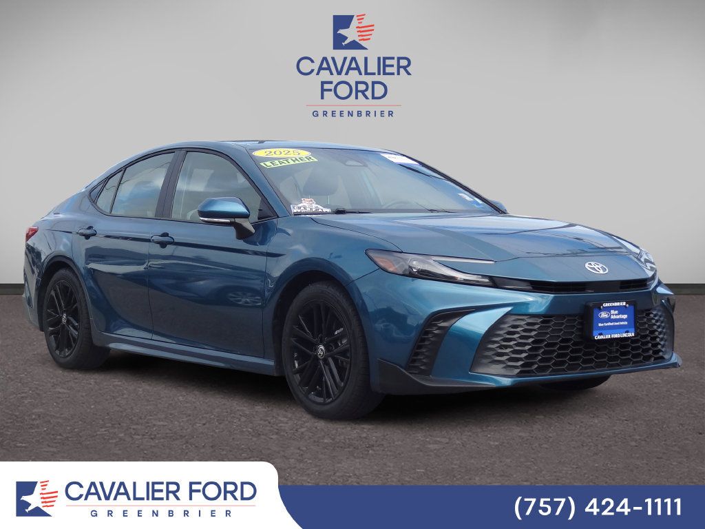 Used 2025 Toyota Camry SE FWD image 1