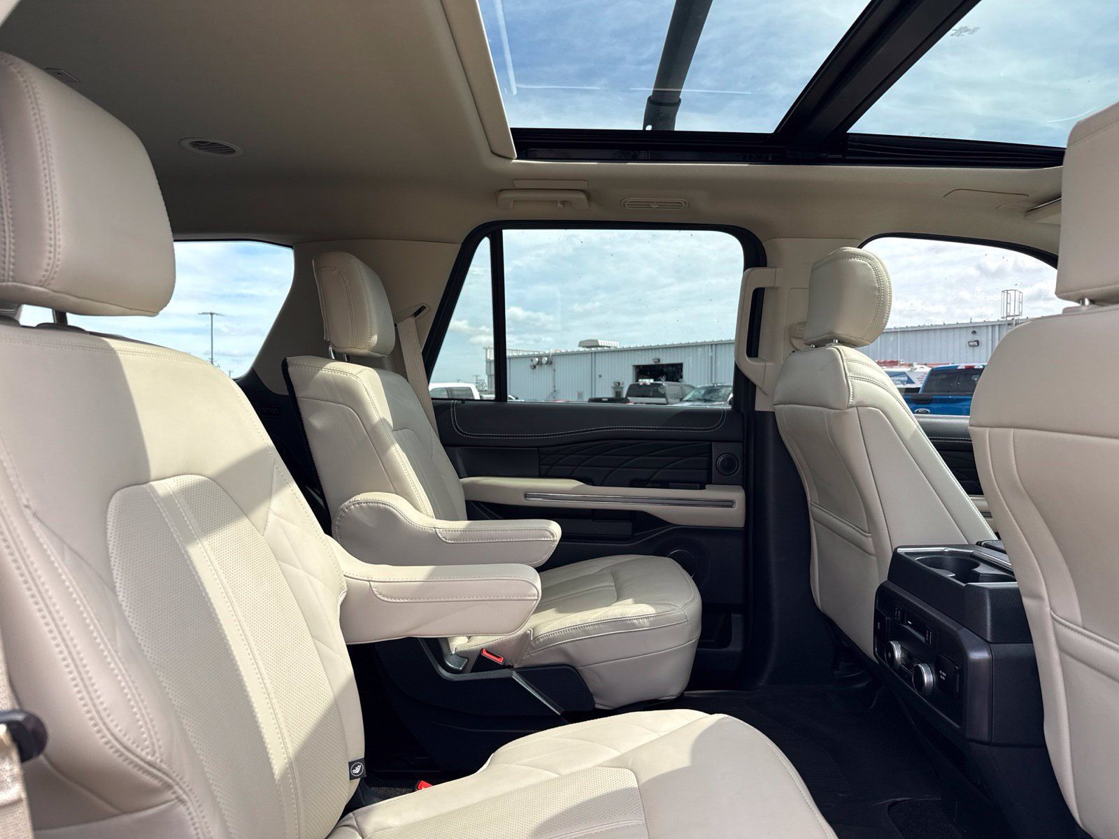 Used 2023 Ford Expedition Platinum AWD/4WD image 17