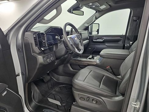 Used 2025 Chevrolet Silverado 3500 LTZ w/ LTZ Convenience Package AWD/4WD image 17
