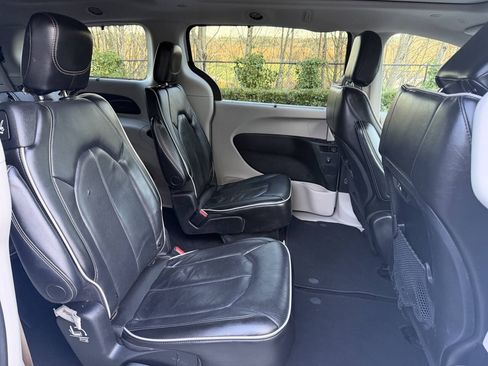Used 2022 Chrysler Pacifica Limited FWD image 26