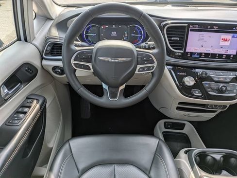 Used 2024 Chrysler Pacifica Limited FWD image 18