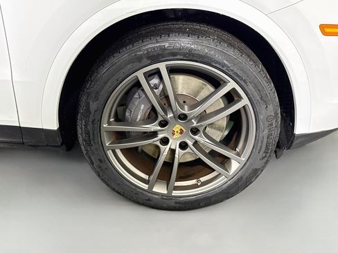Used 2023 Porsche Cayenne Platinum Edition AWD/4WD image 32
