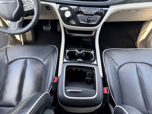 Used 2023 Chrysler Pacifica Limited image 19
