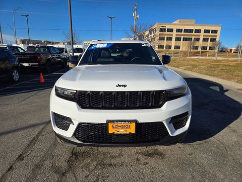Used 2023 Jeep Grand Cherokee Altitude image 9