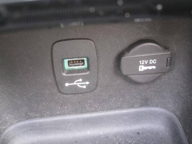 Used 2011 Chrysler 200 Limited FWD image 32