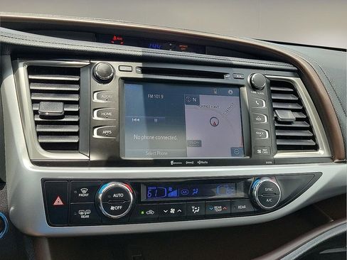 Used 2019 Toyota Highlander XLE FWD image 16