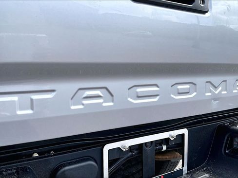 Used 2017 Toyota Tacoma SR AWD/4WD image 33