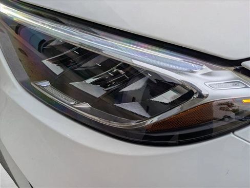 Used 2025 Mercedes-Benz GLC 300 4MATIC image 9