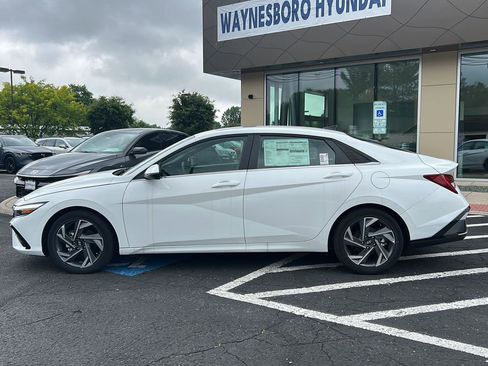Certified 2025 Hyundai Elantra Limited FWD image 4