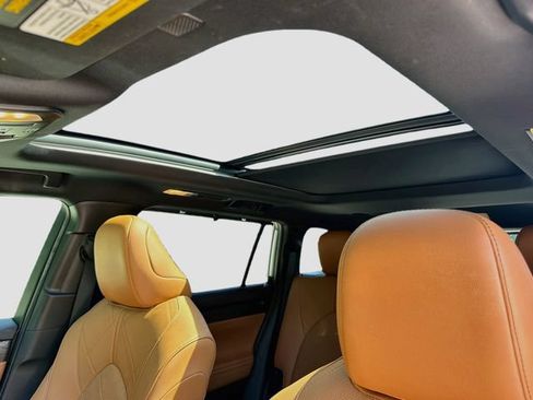 Used 2020 Toyota Highlander Platinum FWD image 28