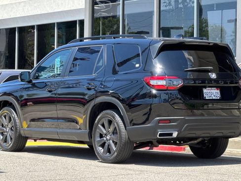 Certified 2025 Honda Pilot Sport image 6
