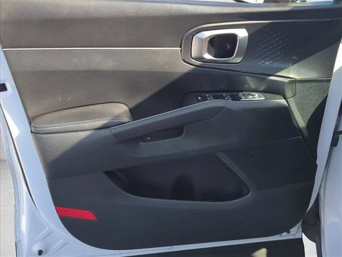 Used 2023 Kia Sorento LX image 7