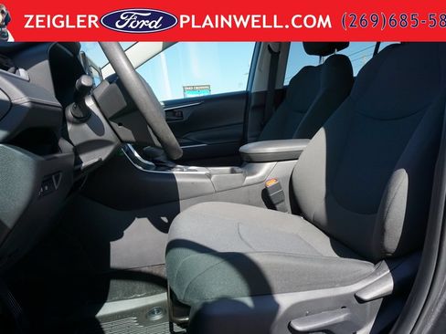 Used 2021 Toyota RAV4 LE AWD/4WD image 16