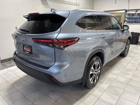 Used 2021 Toyota Highlander XLE AWD/4WD image 4