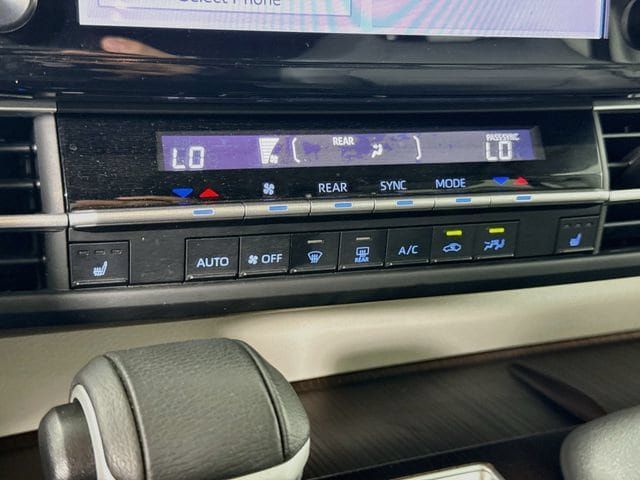 Certified 2024 Toyota Sienna XLE FWD image 17