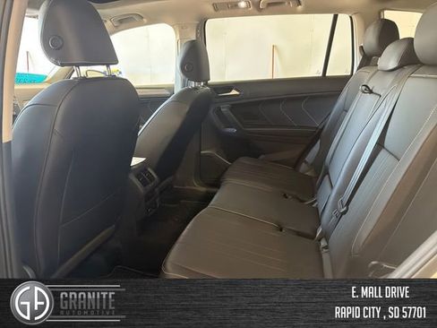 Used 2024 Volkswagen Tiguan SE w/ Panoramic Sunroof Package image 25