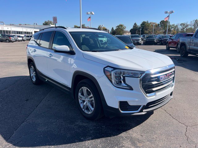 Used 2023 GMC Terrain SLE w/ Driver Convenience Package FWD image 3