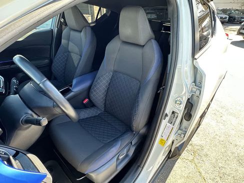 Used 2022 Toyota C-HR XLE image 9