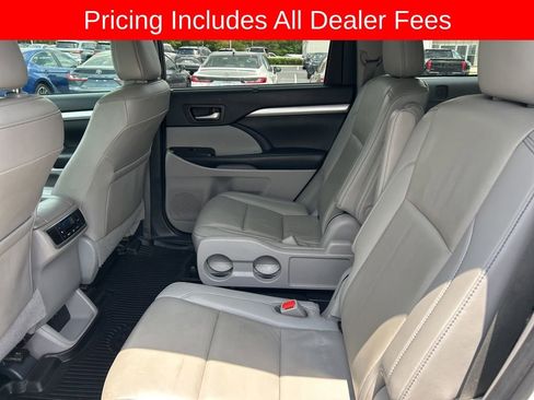 Used 2019 Toyota Highlander XLE FWD image 14