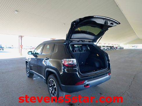 Used 2024 Jeep Compass Trailhawk image 7