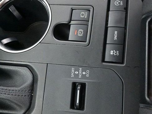 Used 2022 Toyota Highlander XLE FWD image 27