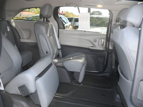 Used 2021 Toyota Sienna Limited FWD image 20